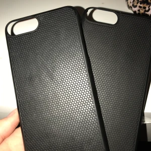 Mobilskal  - Vid snabbt köp kan jag sänka priset.               Det är magnetiska och kommer från ideal ofta sweden, köparen står för frakt.