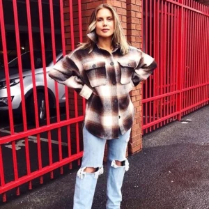 H&M kappa rutig shacket - Rutig shacket från H&M, väldigt ombloggad 🌼 slutsåld från förra säsongen 🥰 (första bilden är lånad från maja nilsson lindelöfs instagram) 