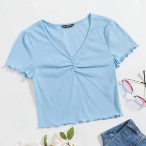 Söt blå populär tröja  - Säljer även denna blåa populära tröja. Jag säljer den eftersom att jag inte anser att det riktigt är min stil. Sitter superfint och passar folk från XXS-M. Hör av er vid intresse❤️