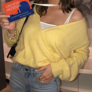 Gul stickad tröja  - Stickad tröja 