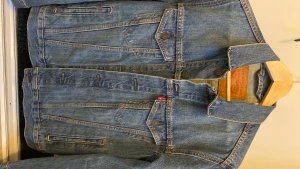 Blå denim/jeansjacka strl S - Väldigt sparsamt använd (Max 5 gånger)! Passar till allt och tidslös. 