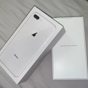 APPLE - IPhone 8 Plus, nypris 8500kr och jag säljer den för 1500kr eftersom att de finns sprickor över hela telefonen ( dock inga sprickor på kamerorna ) mobilen är olåst