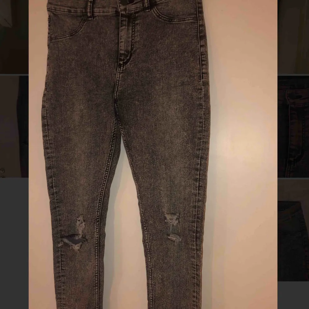 Svartgråa (stonewashed) skinnyjeans från Cheap Monday, storlek 28/29. Högmidjade & stretchiga, hål/slitningar på båda knäna. Använda ca 3/4 gånger, väldigt bra skick!. Jeans & Byxor.