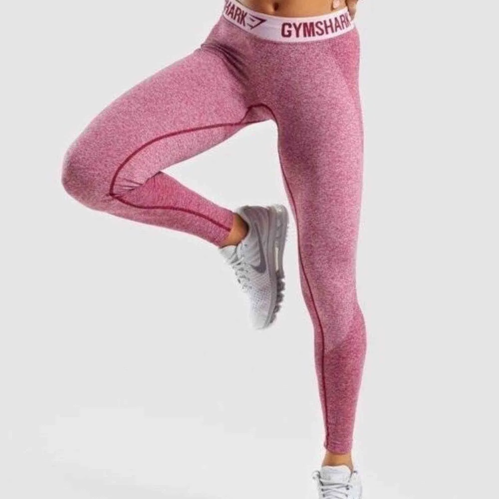 Slutsålda Gymshark Flex leggings Beet Marl/Chalk Pink. Strl S. I använt men bra skick. Säljes pga har alldeles för många träningstights.  . Övrigt.
