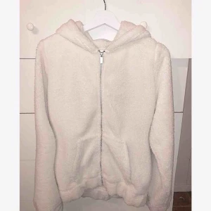  - En krämvit teddy tjocktröja använd 2 gånger, väldigt mysig! 