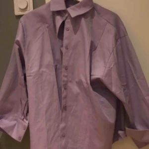  - Vårfräsch skjorta som (tyvärr) aldrig kommit till användning. Skulle nog säga att det är en mer oversized-fit, pris går att diskuteras och fråga gärna efter fler bilder vid intresse! ☺️