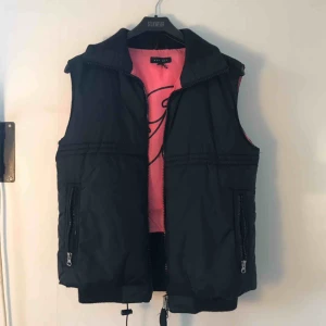  - snygg dunväst! Fin kvalité🦋köparen står för frakt:)