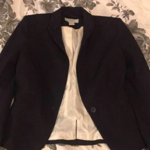  - Svart kavaj från H&M, storlek 34 