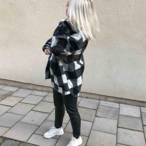  - Rutig jacka från H&M i ullblandning. Superskön och passar storlek S-M. Använd en del men fortfarande jättefint skick! Frakt tillkommer. 