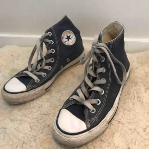  - Mörkblåa Converse🍒🍒