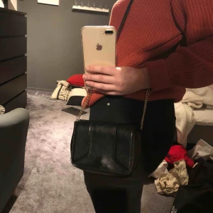  - Liten svart axelväska från hm🌸