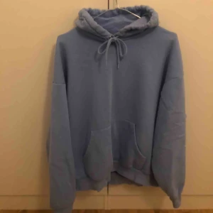  - Relativt oanvänd hoodie från monki, köparen betalar ev frakt💖