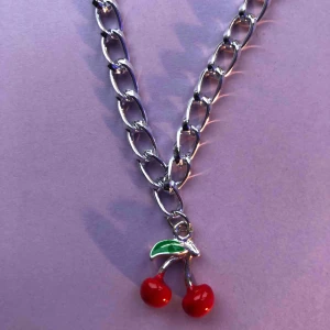  - Säljer detta halsband med ett körsbär på, köparen får välja längd på halsbandet. Frakten ligger på 11 kr.🦋
