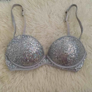  - Bh-extra push-up ”Bombshell”. Stl 70B. Silvriga paljetter. Top skick. H&M. Frakt 24kr. Avhämtning sker i Hässelby gård