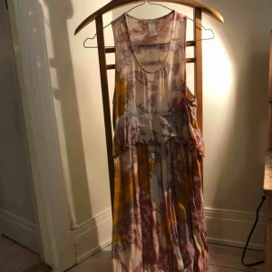  - Härlig maxi-klänning från hm trend! Använd fåtal gånger, i fint skick. Kan skickas mot fraktkostnad eller mötas i sthlm. 