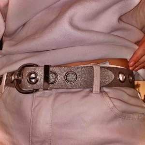  - Glittrigt skärp som passar alla. Glittrar av sig lite