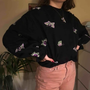  - Jättefin sweater med fjärilar på som jag köpt från & other stories🦋kan mötas upp i Stockholm eller frakta!