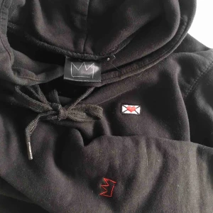  - Svart hov1 kärleksbrev hoodie i storlek S. Så fin men kommer tyvärr inte till användning. Inga defekter på den. Bud gäller on fler är intresserade! Köparen står för frakt💕