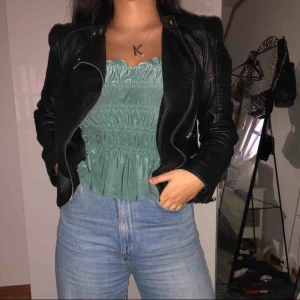  - Skinnjacka köpt för 699 på Zara, säljes för jag köpt en ny! Helt i nytt skick inga fel på den, möts upp i sthlm city annars står köparen för frakten ❤️