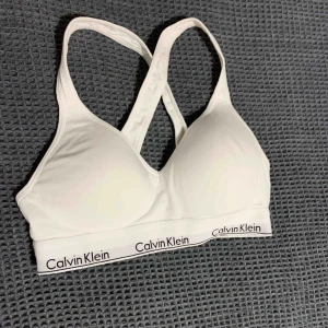  - Vit CK bh, vaderad vid brösten & korsad rygg (bild 2) Endast testad så toppskick. Nypris typ 400kr