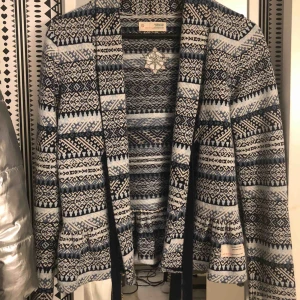  - Odd Molly kofta, storlek 0 vilket motsvarar en xs, frakten är in räknad i priset