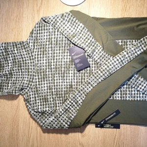 Nike Pro - Nike pro hyperwarm technology combines sweat-wicking thermal fabrication with targeted ventilation to help you maintain optimal performance in cold conditions without overheating *köpte I Los Angeles*Aldrig använd med lapp kvar*Originalpriset 85 US dollar