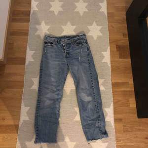 Levis jeans använda ett fåtal ggr, bra skick. Storlek 25, jag har S och de passar jätte bra👍 Frakt ingår. 