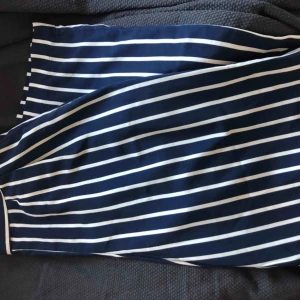  - Säljer ett par jätte fina vit/blå randiga byxor från BikBok i storlek S, använda en gång. Dom är raka i benen och sitter åt i midjan med resårband baktill.   Fraktkostnad tillkommer