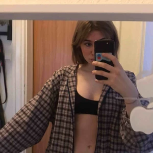  - SÄLJER MIN FINAFINA JACKA, märke okänt. Säljer pga pengarbrist den är stört snygg