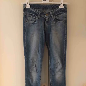  - Lågmidjade jeans som sitter väldigt snyggt på rumpan! 