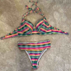  - Bikini som endast är använd en gång! Har C-kupa och bikinin är perfekt, överdelen har storlek 36D. Underdelen är storlek 36. 