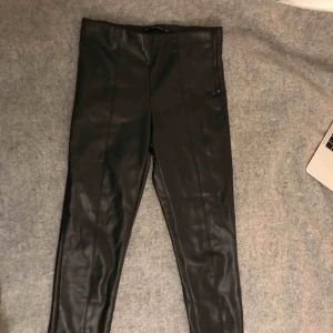  - Jättefina skinbyxor (ej äkta skin) från Zara i svart. Fint skick då de endast är använda ett fåtal gånger. Ganska små i storleken.