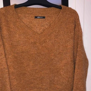  - En fin orange tröja. Använd en gång. Kan skicka fler bilder vid förfrågan. Köparen står för frakt😊