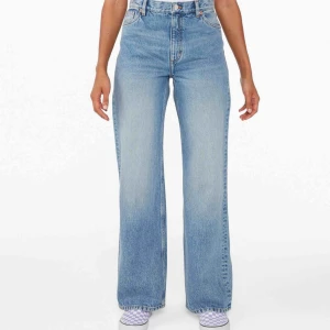  - Säljer motstridigt dessa trendiga jeans från monki i modellen Yoko i waist 25 då de blivit för små😢😢💜 Bra skick! Frakt tillkommer