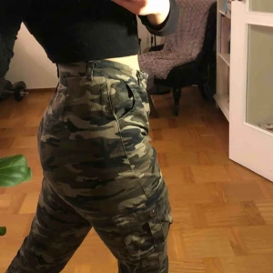  - Gälet coola camobyxor från Madlady, sjukt sköna och ger en jättefin figur! 💃🏼 Superbra skick, endast använda fåtal gånger. Nypris var 500kr 