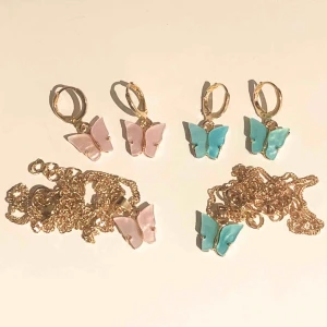 - Set med fjärilsörhängen och fjärilshalsband. Endast ljusrosa kvar! 149kr/st inklusive frakt. Kan skicka fler bilder💞🦋 Helt nya och använda, därav gula örhängen på andra bilden!