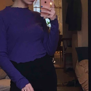  - skitsnygg mörklila tröja med vågiga ärmslut, krage & nederkant! priset är inklusive frakt