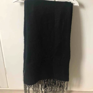  - Svart å ena sidan och beige å andra sidan lång och varm halsduk från HM  I fint begagnat skick  Nypris 250:-  Finns i Hägerstensåsen eller kan träffas någonstans i stan enligt överenskommelse 