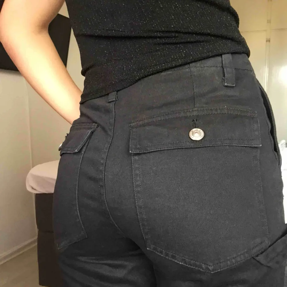 Snygga svarta jeans från det spanska märket ”lefties”. Passar mig som är 1,65 cm. Köpta för 300kr i höstas!. Jeans & Byxor.