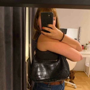  - Trendig svart axelväska i läder imitation! Den är i bra skick och jag har inte använt den så mycket och därför vill jag sälja den, känns så tråkigt när saker ligger o skräpar! Köpt för 300kr 