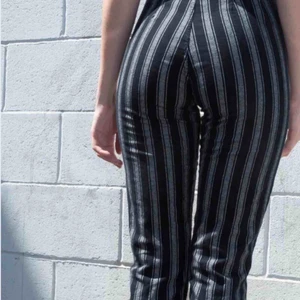 Byxor - Randiga tilden pants från Brandy Melville. Inte mina bilder så skriv privat om ni vill se hur byxorna sitter på mig så skickar jag<3 Möts i Stockholm annars står köparen för frakten!!!