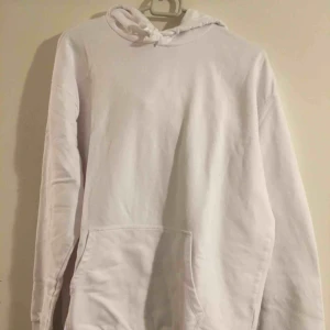  - Vit basic hoodie från Cubus. Fint skick & storlek M!