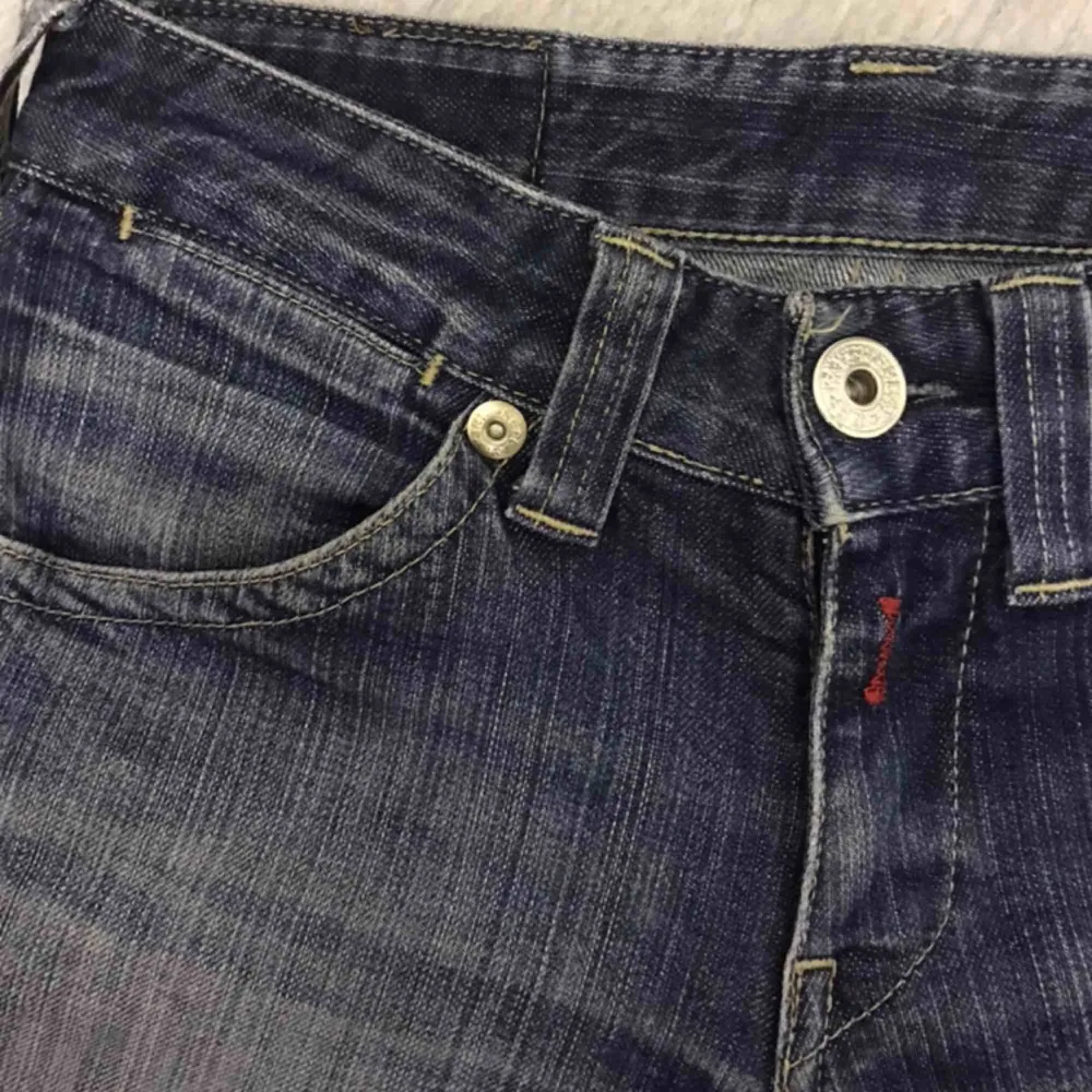 Superfina jeans i äkta denim med unika detaljer. Hål på ena knät, men det förhöjer bara ”vintage-intrycket” . Jeans & Byxor.