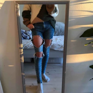  - Ett par blå håliga jeans, knappt använda. Frakt kan diskuteras 