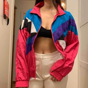  - Tracksuit överdel/jacka. Världens coolaste jacka som skär lite i hjärtat att sälja!! Perfekt skick. Två fickor framtill. Möts i Tyresö/Stockholm eller skickas och då tillkommer frakt 💫