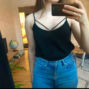  - Fint svart linne i storlek S från stay. Se andra bilden för o se hur det ser ut i ryggen. Linnet är i fint skick. Frakten betalas av köpare. 