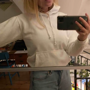  - Vit vanlig hoodie, väldigt skön💓 köpt på affären a till ö eller vad den heter det är iaf massa bokstäver hahah