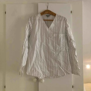  - Super skön skjorta från COS, perfekt nu till våren!