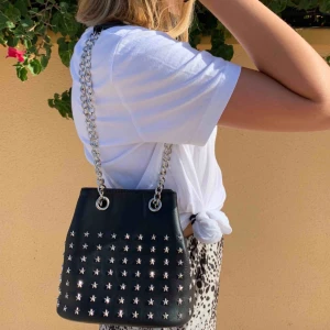  - Jättefin väska med stjärnor på. Säljer pga att jag ej använder den längre.   Om den behövs fraktas står köparen för fraktkostnaden. Skulle gissa att den ligger runt 50kr. Annars kan jag mötas upp i Stockholm😊  Budet ligger på 160kr nu!!!