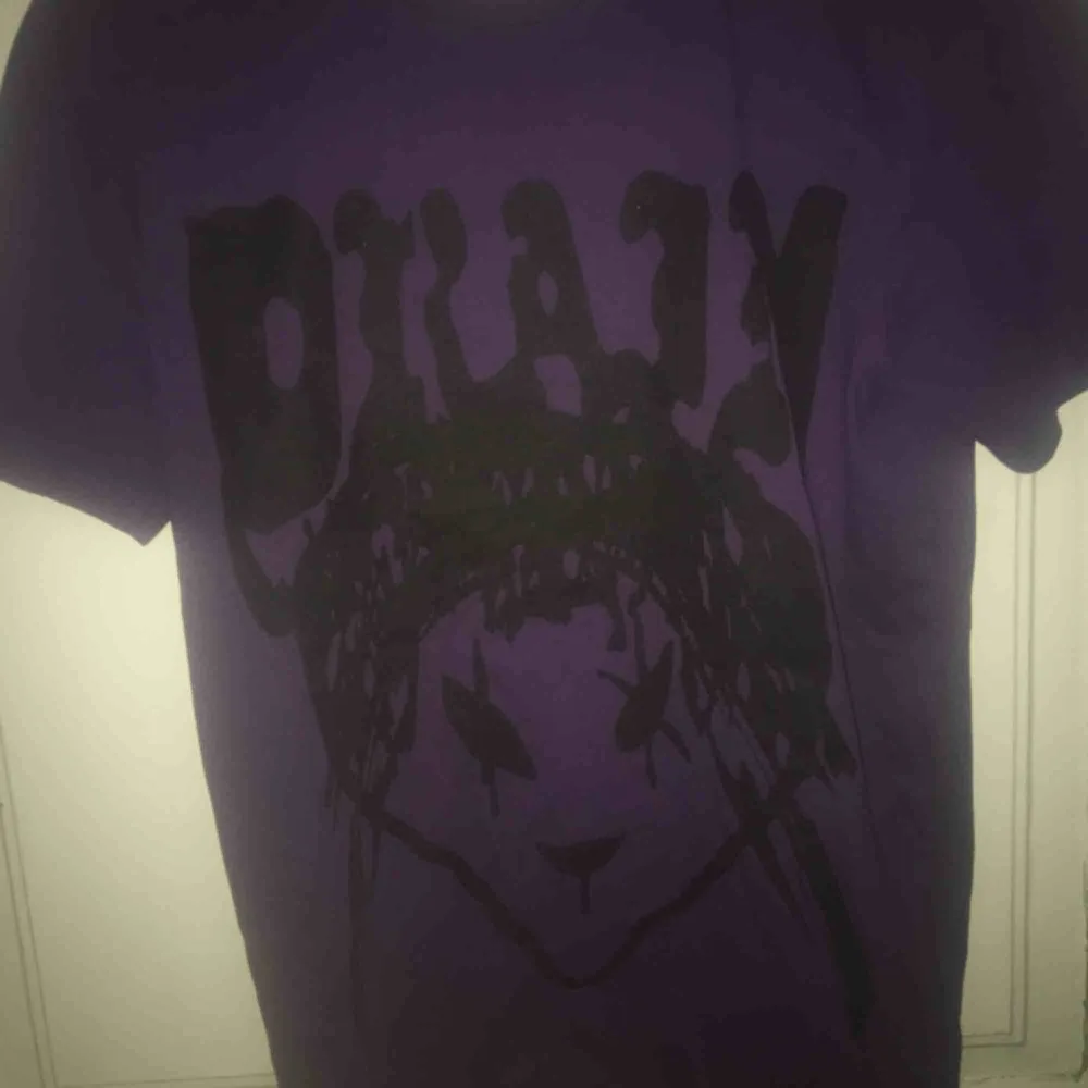Limited edition Drain Alien tshirt köpt från första droppet på ee.gtb.sg, aldrig använd, Lägg gärna ett pris, men den går för 100+USD på grailed. Kan gå ner lite vid snabb o smidig affär.. T-shirts.